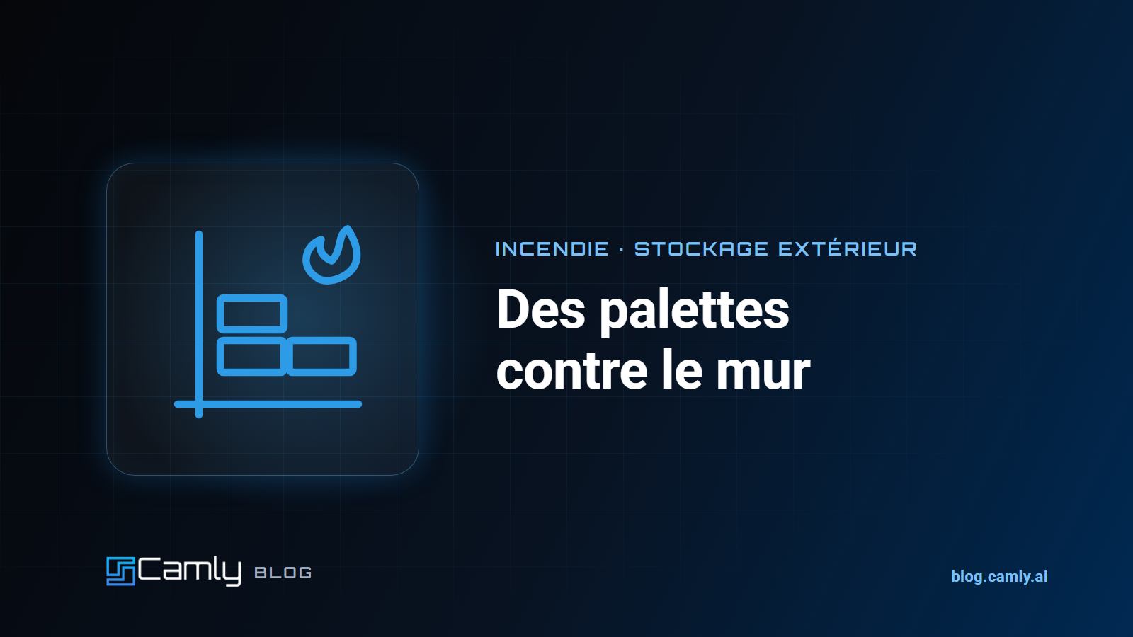 Quai extérieur d'un entrepôt vu par une caméra de façade, palettes vides le long du mur